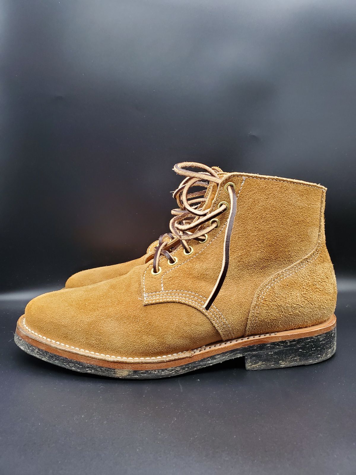 Photo by AlucardX on February 2, 2024 of the Viberg Boondocker in Horween Faded Wheat Chamois Roughout.