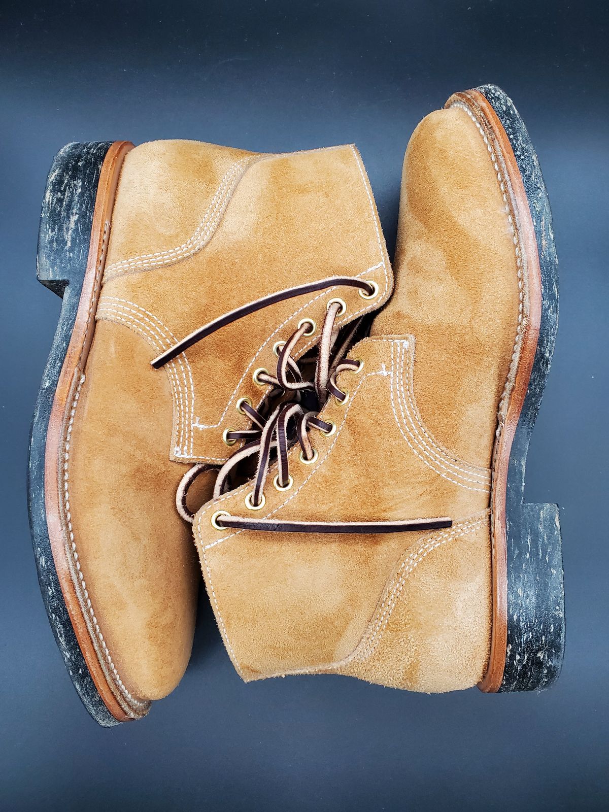 Photo by AlucardX on February 2, 2024 of the Viberg Boondocker in Horween Faded Wheat Chamois Roughout.
