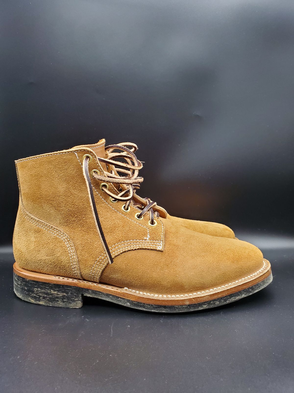 Photo by AlucardX on February 2, 2024 of the Viberg Boondocker in Horween Faded Wheat Chamois Roughout.