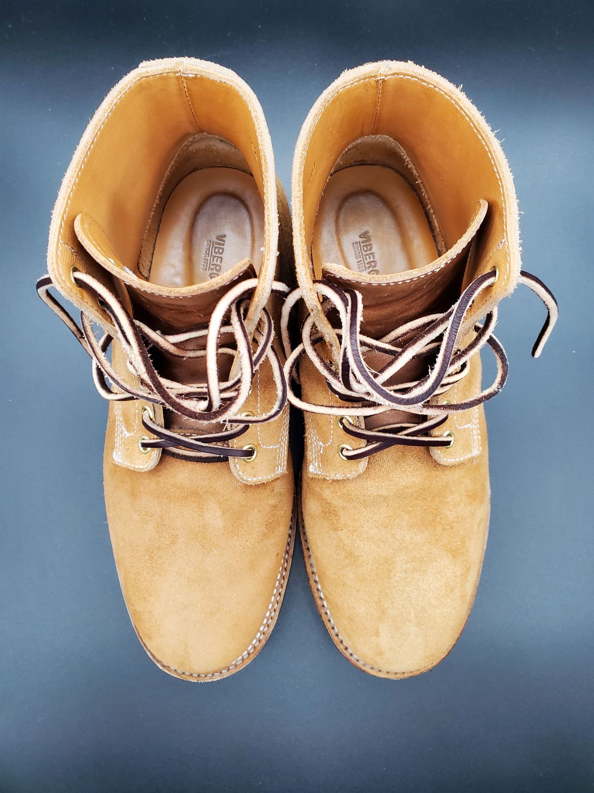 Photo by AlucardX on February 2, 2024 of the Viberg Boondocker in Horween Faded Wheat Chamois Roughout.