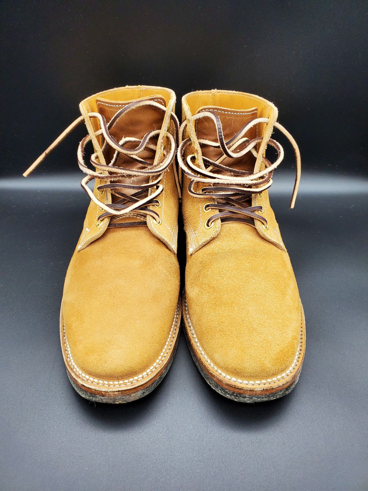 Photo by AlucardX on March 2, 2024 of the Viberg Boondocker in Horween Faded Wheat Chamois Roughout.