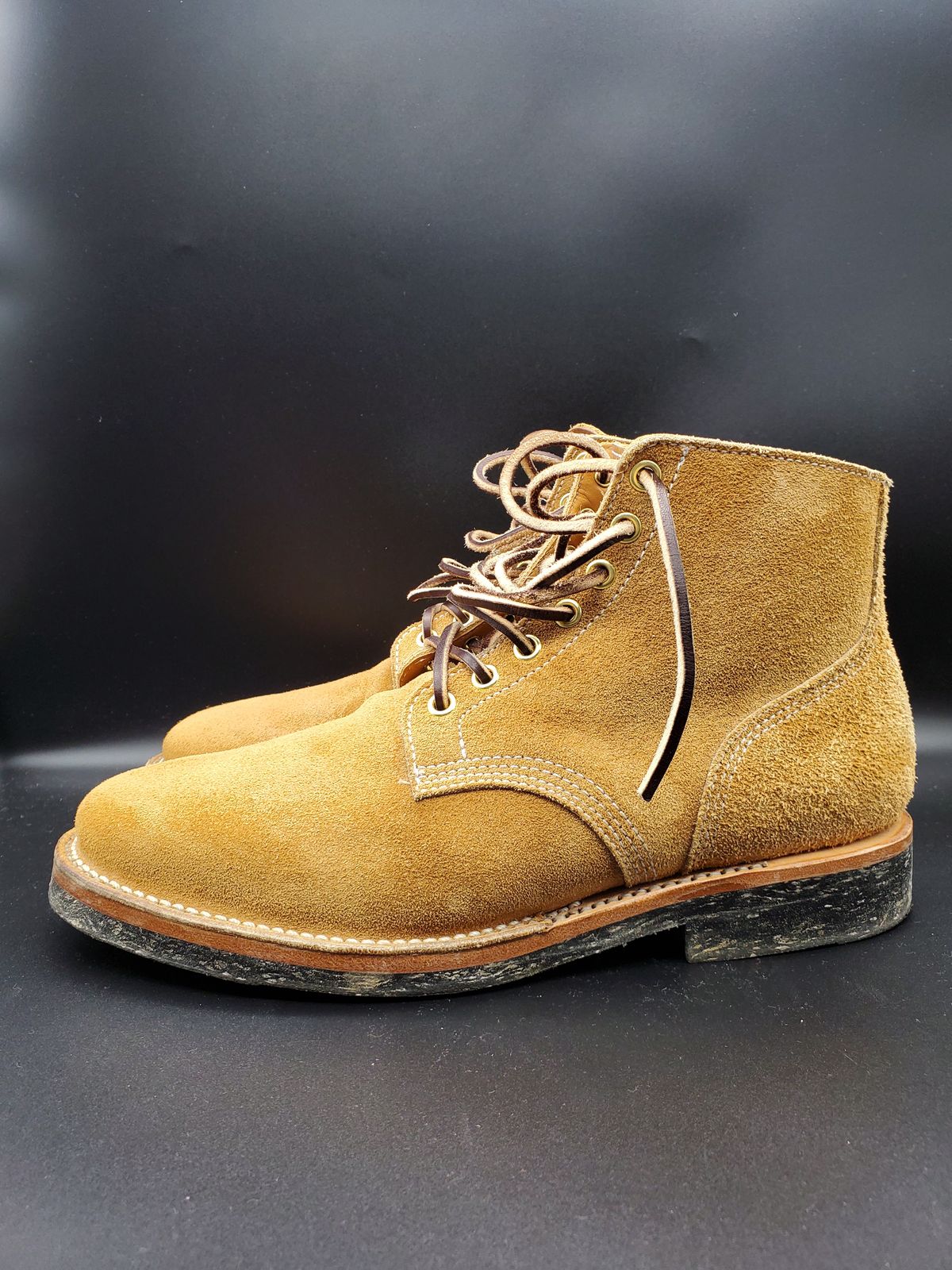 Photo by AlucardX on March 2, 2024 of the Viberg Boondocker in Horween Faded Wheat Chamois Roughout.