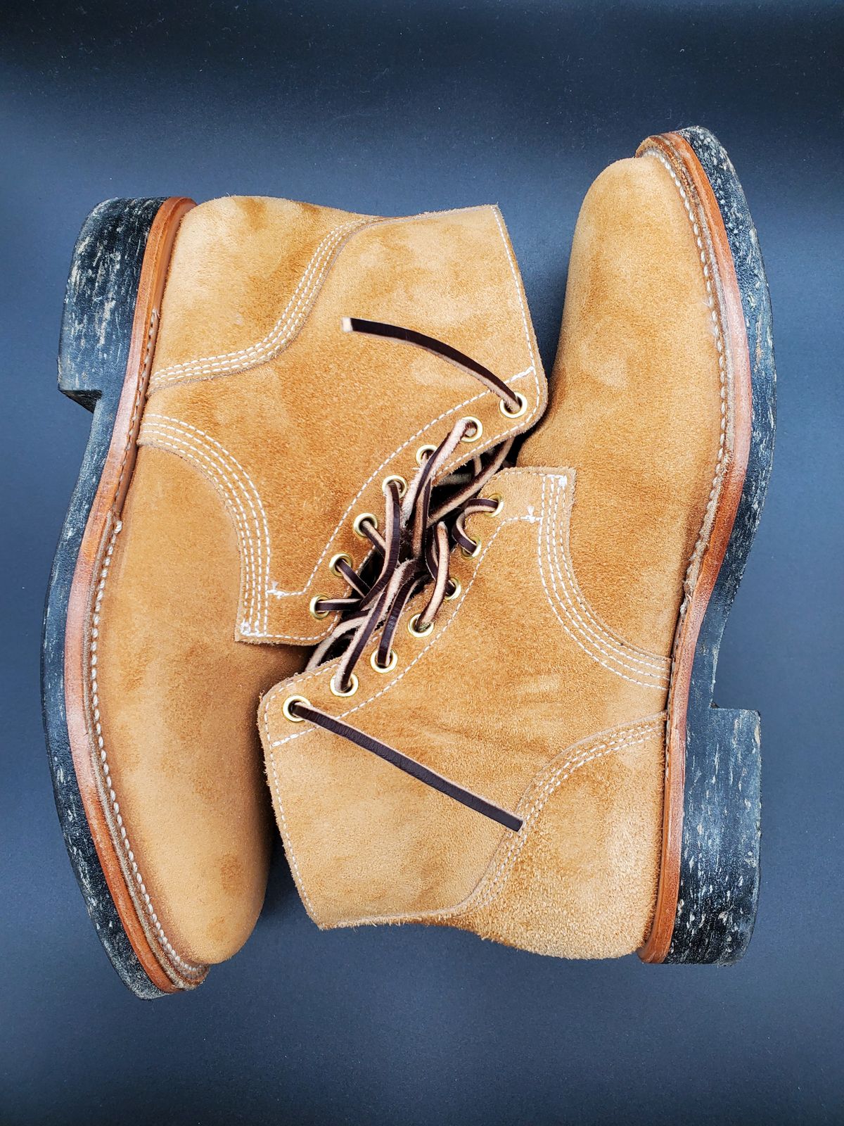 Photo by AlucardX on March 2, 2024 of the Viberg Boondocker in Horween Faded Wheat Chamois Roughout.