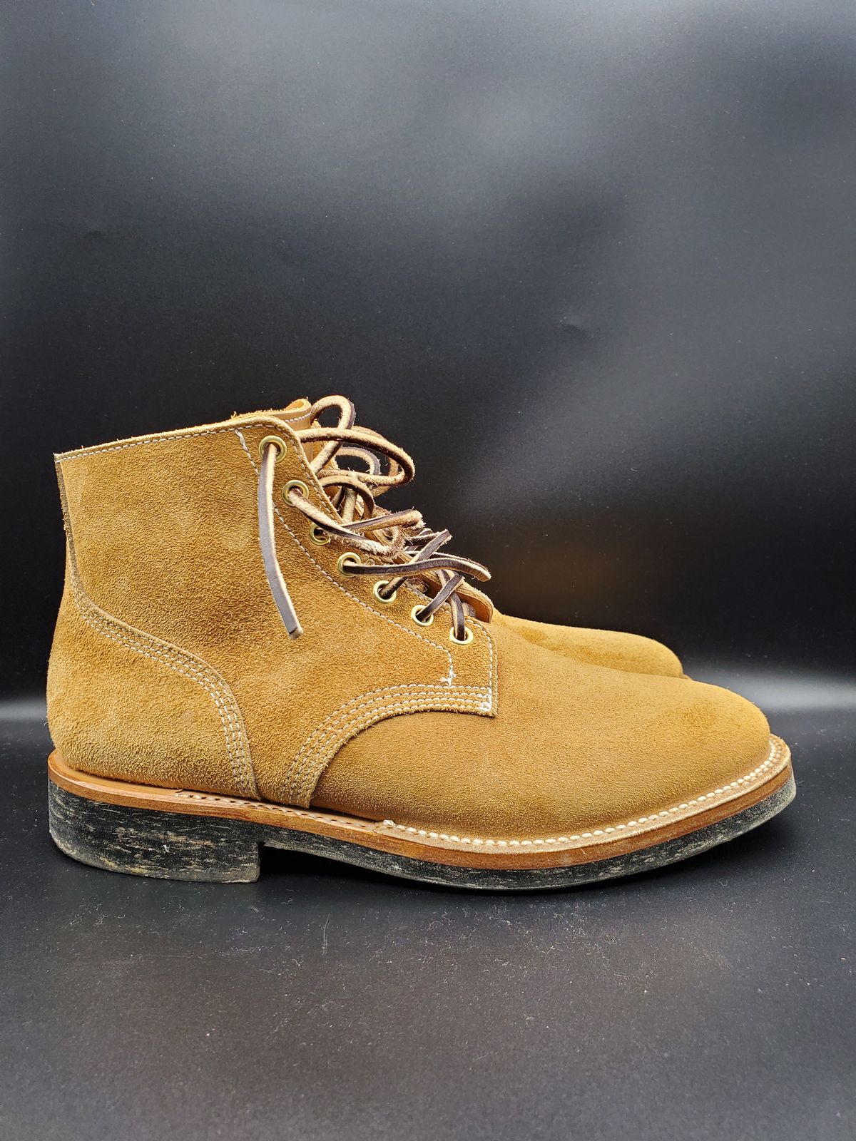 Photo by AlucardX on March 2, 2024 of the Viberg Boondocker in Horween Faded Wheat Chamois Roughout.