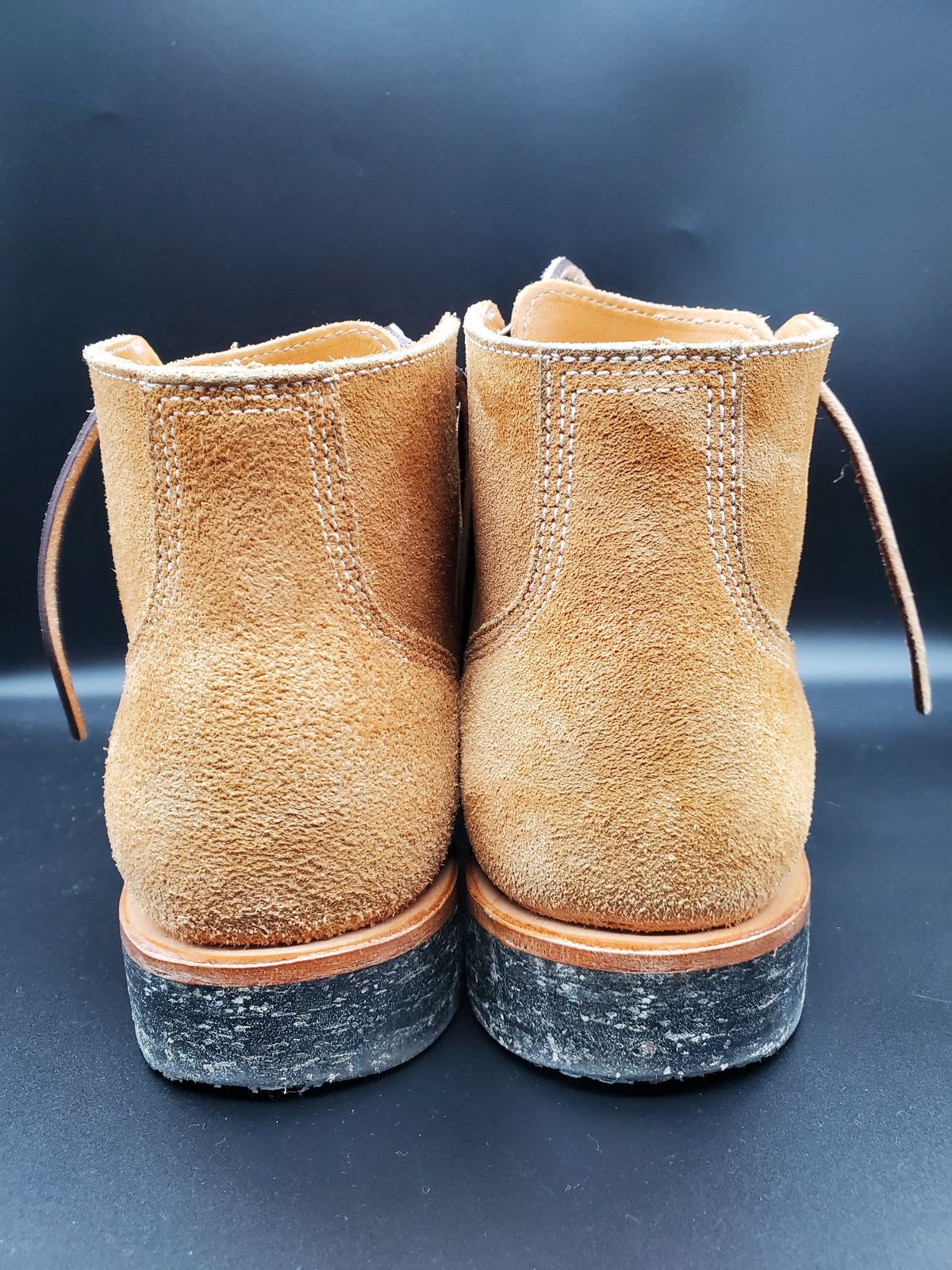 Photo by AlucardX on April 1, 2024 of the Viberg Boondocker in Horween Faded Wheat Chamois Roughout.