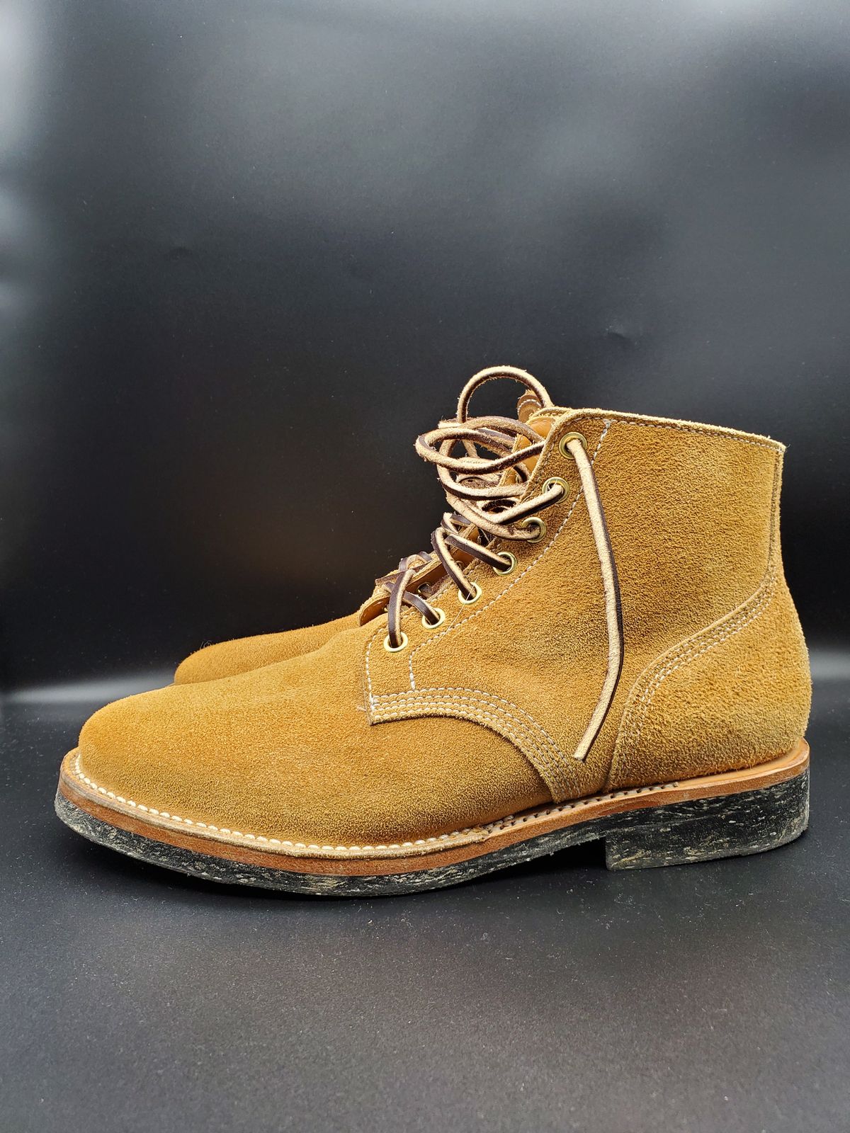 Photo by AlucardX on April 1, 2024 of the Viberg Boondocker in Horween Faded Wheat Chamois Roughout.