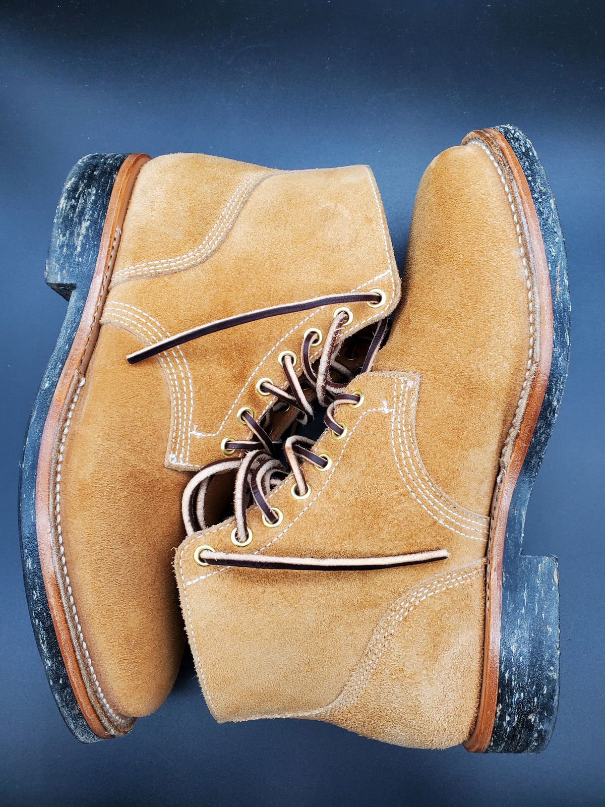 Photo by AlucardX on April 1, 2024 of the Viberg Boondocker in Horween Faded Wheat Chamois Roughout.