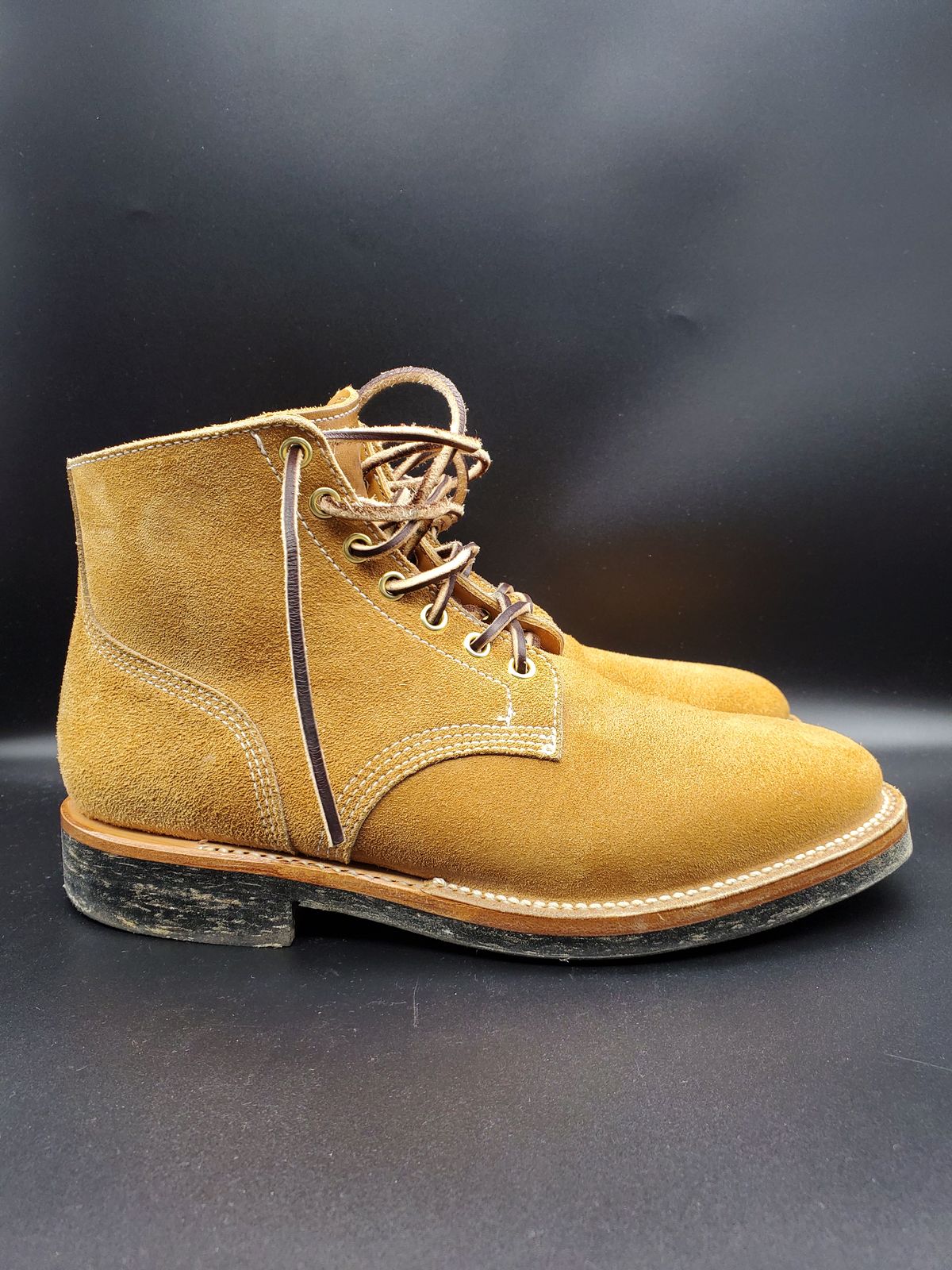 Photo by AlucardX on April 1, 2024 of the Viberg Boondocker in Horween Faded Wheat Chamois Roughout.