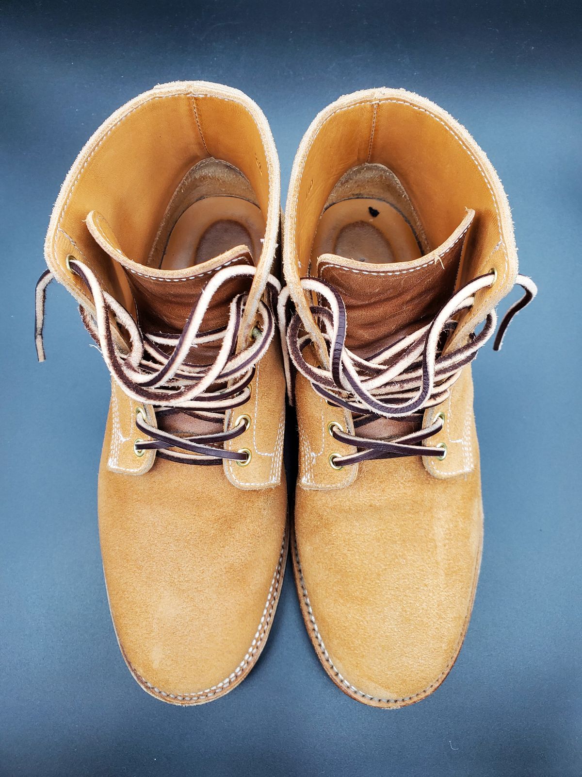 Photo by AlucardX on April 1, 2024 of the Viberg Boondocker in Horween Faded Wheat Chamois Roughout.
