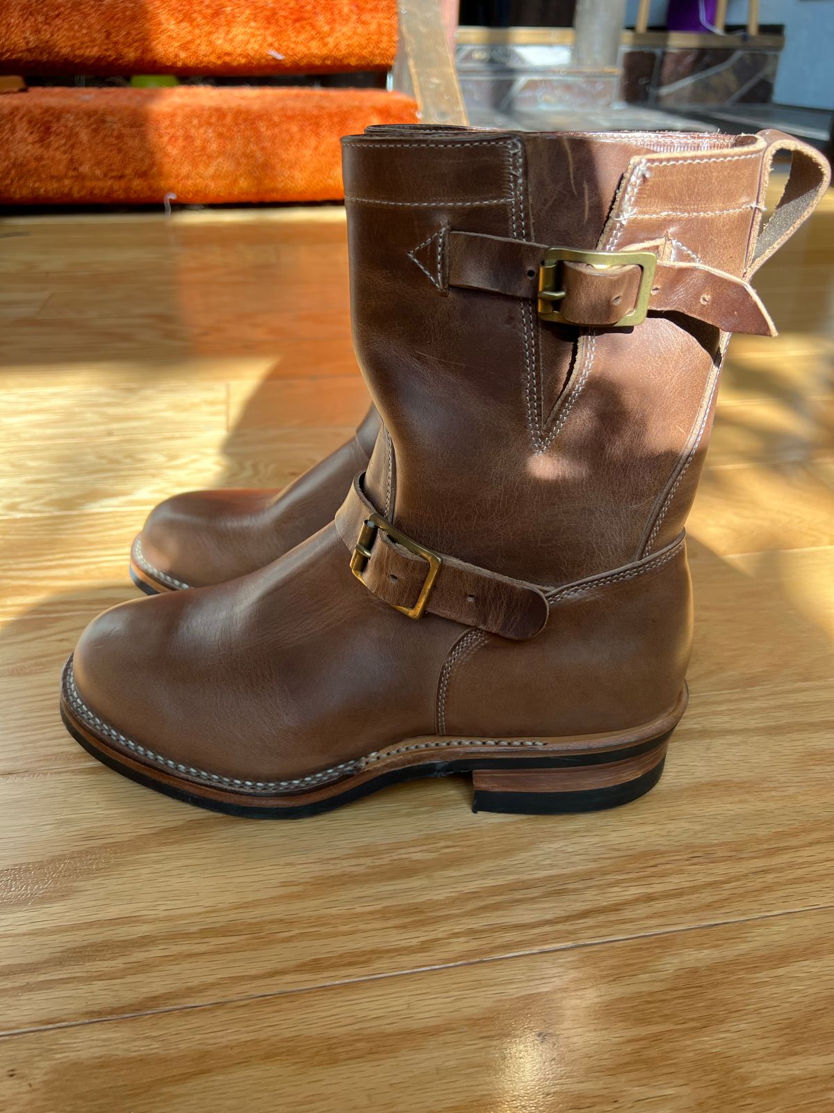 Photo by upsett1_spaghett1 on October 4, 2022 of the Viberg Engineer in Horween Natural Chromexcel.