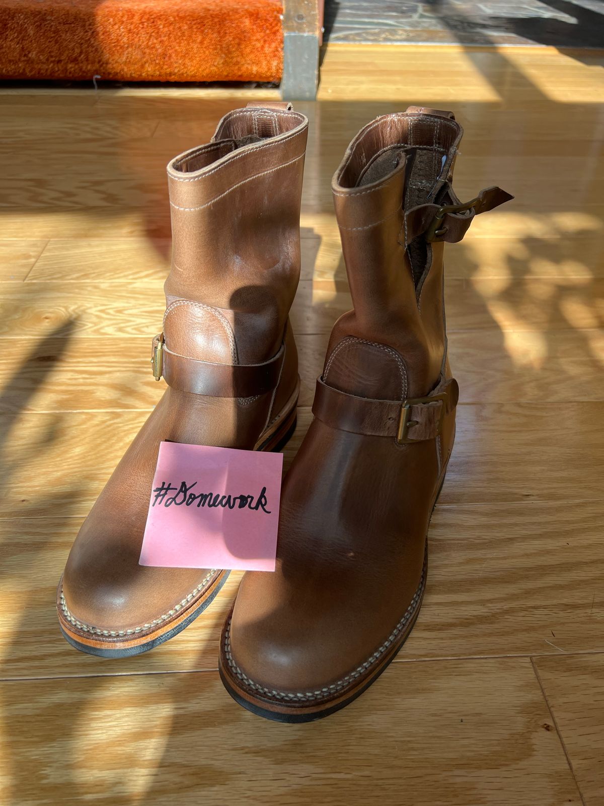 Photo by upsett1_spaghett1 on October 4, 2022 of the Viberg Engineer in Horween Natural Chromexcel.