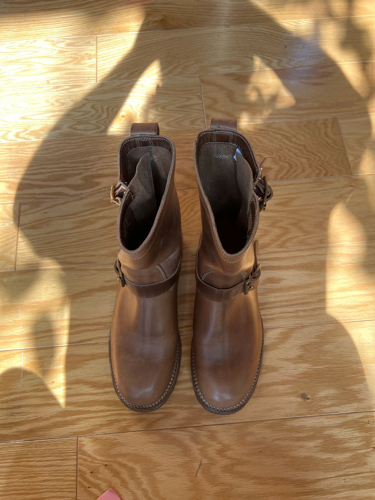 Photo by upsett1_spaghett1 on October 4, 2022 of the Viberg Engineer in Horween Natural Chromexcel.