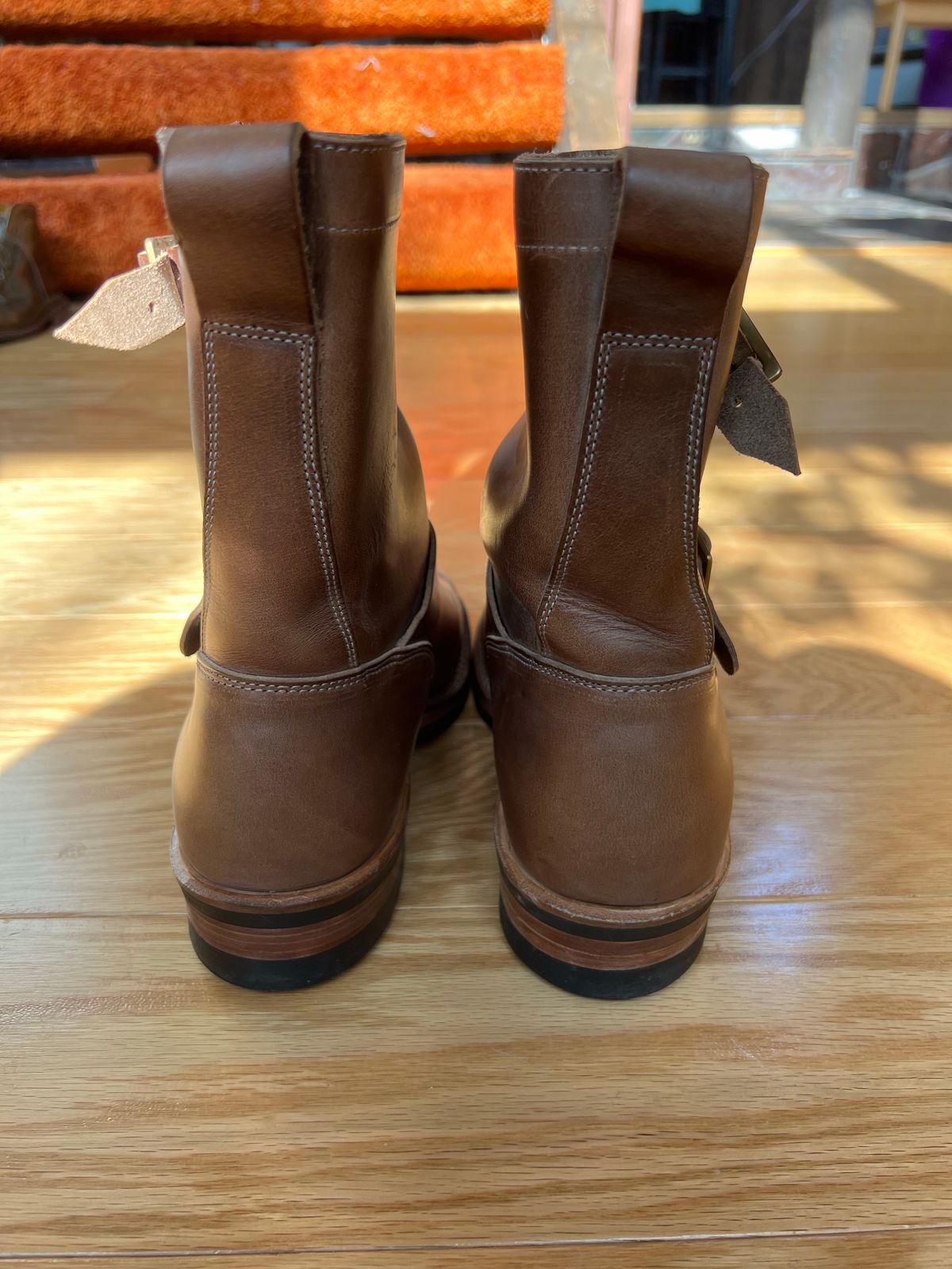 Photo by upsett1_spaghett1 on October 4, 2022 of the Viberg Engineer in Horween Natural Chromexcel.