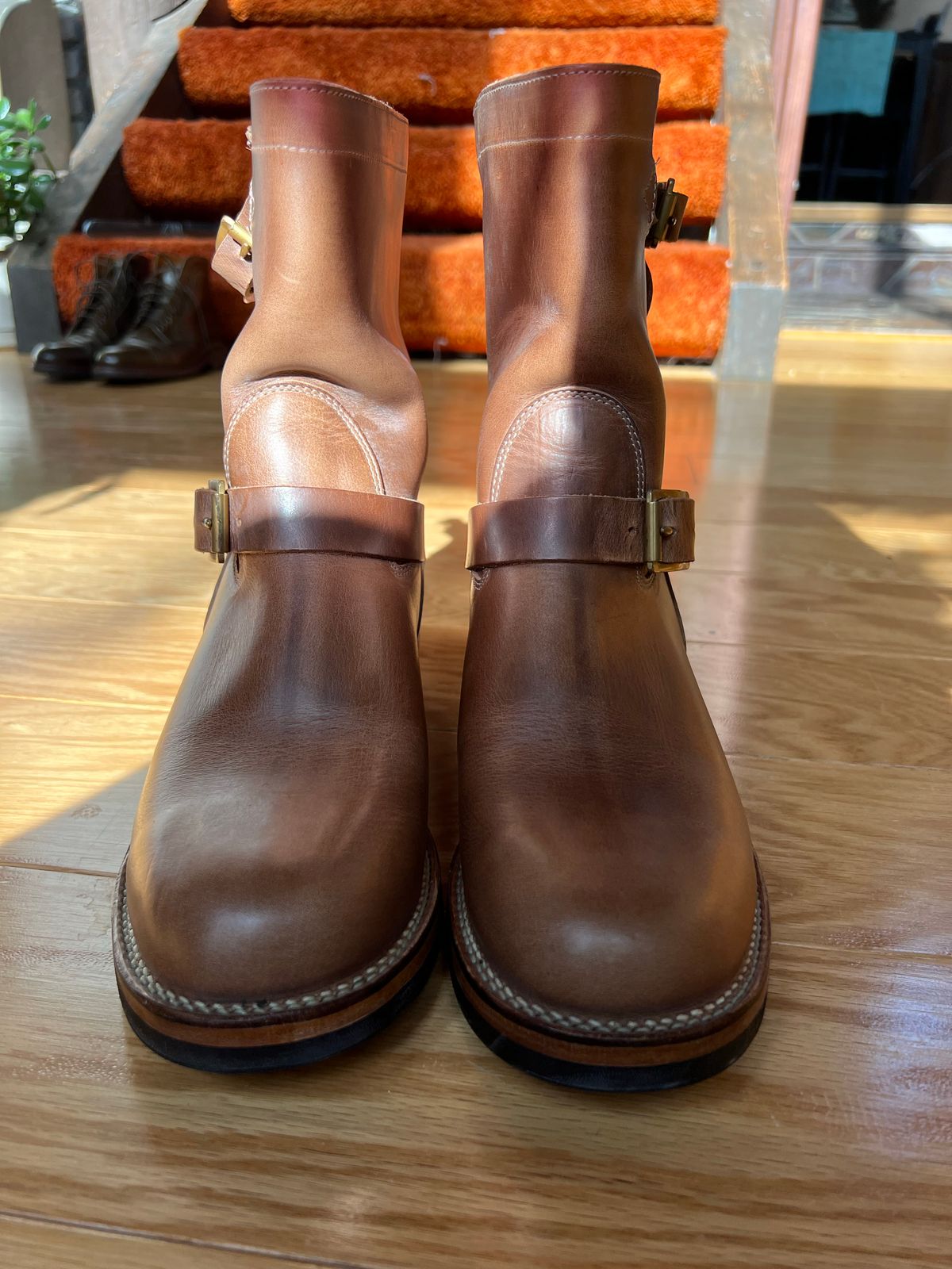 Photo by upsett1_spaghett1 on October 4, 2022 of the Viberg Engineer in Horween Natural Chromexcel.