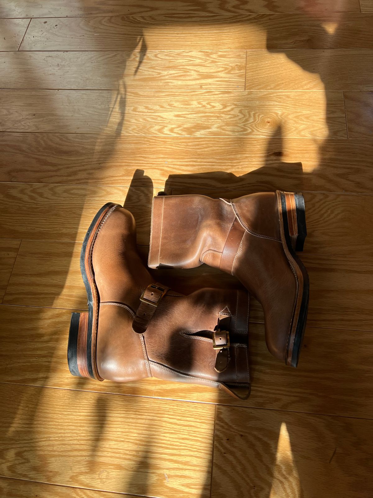 Photo by upsett1_spaghett1 on October 4, 2022 of the Viberg Engineer in Horween Natural Chromexcel.