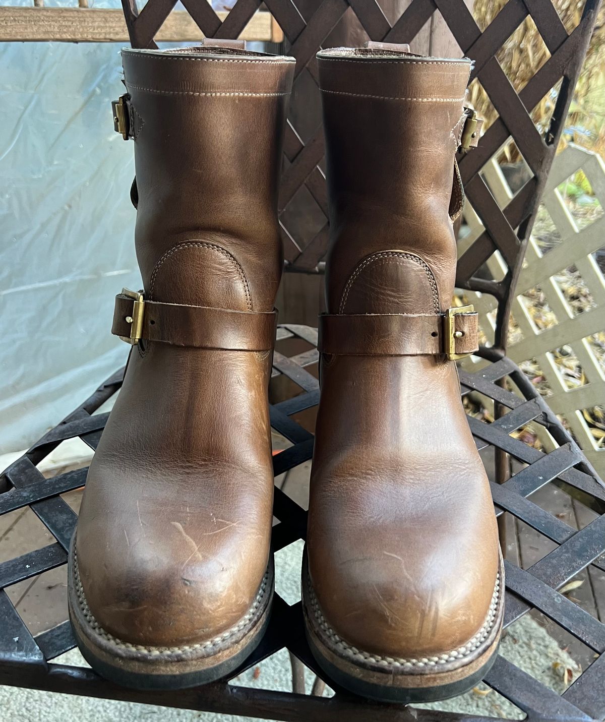 Photo by upsett1_spaghett1 on November 2, 2022 of the Viberg Engineer in Horween Natural Chromexcel.