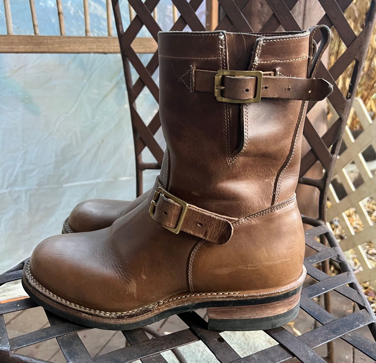 Photo by upsett1_spaghett1 on November 2, 2022 of the Viberg Engineer in Horween Natural Chromexcel.