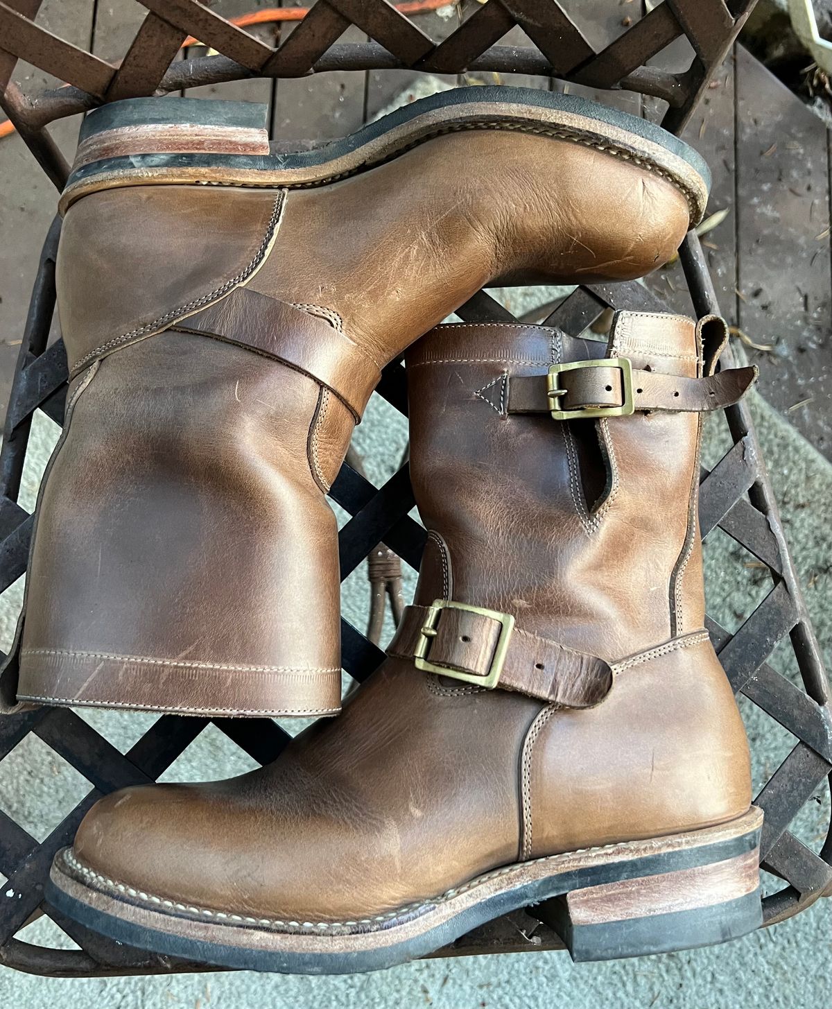 Photo by upsett1_spaghett1 on November 2, 2022 of the Viberg Engineer in Horween Natural Chromexcel.