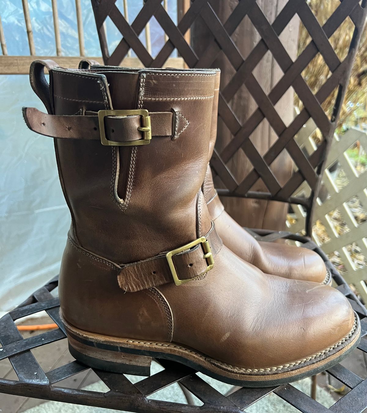 Photo by upsett1_spaghett1 on November 2, 2022 of the Viberg Engineer in Horween Natural Chromexcel.