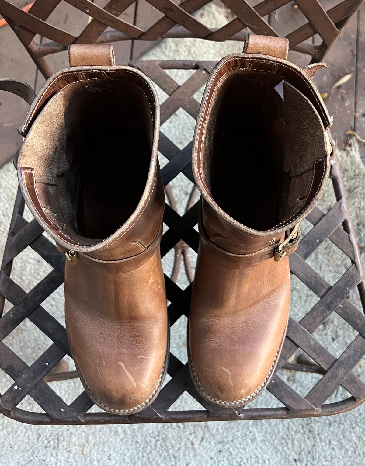 Photo by upsett1_spaghett1 on November 2, 2022 of the Viberg Engineer in Horween Natural Chromexcel.