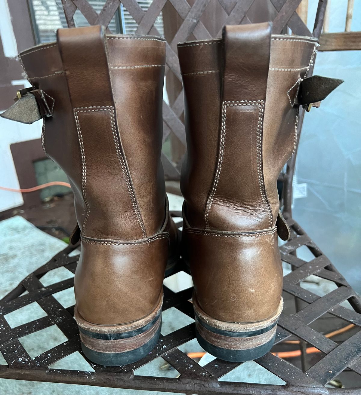 Photo by upsett1_spaghett1 on December 5, 2022 of the Viberg Engineer in Horween Natural Chromexcel.