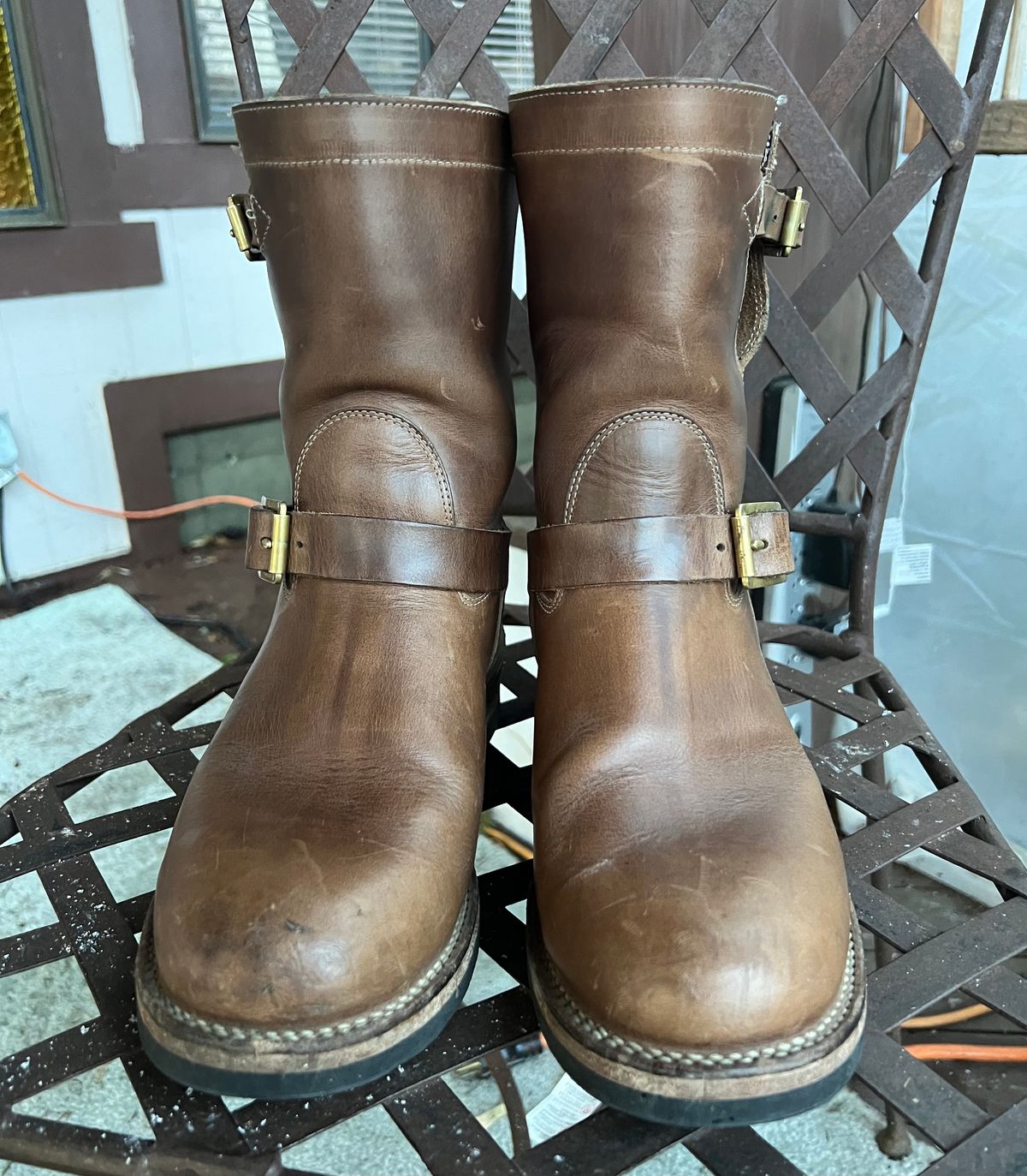 Photo by upsett1_spaghett1 on December 5, 2022 of the Viberg Engineer in Horween Natural Chromexcel.