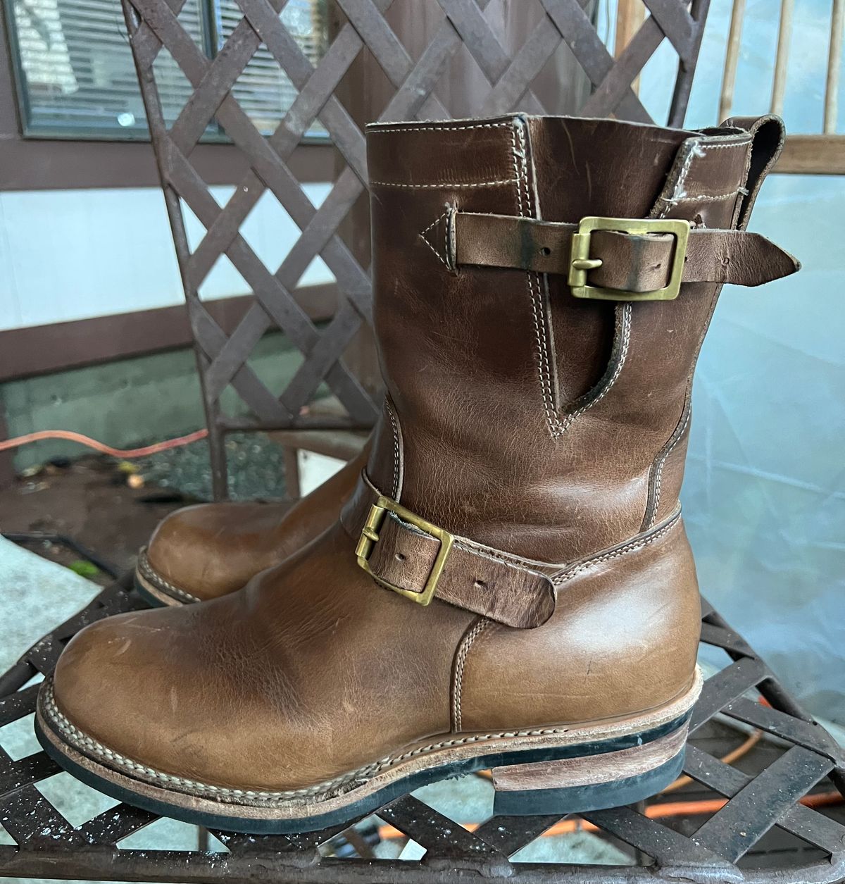 Photo by upsett1_spaghett1 on December 5, 2022 of the Viberg Engineer in Horween Natural Chromexcel.