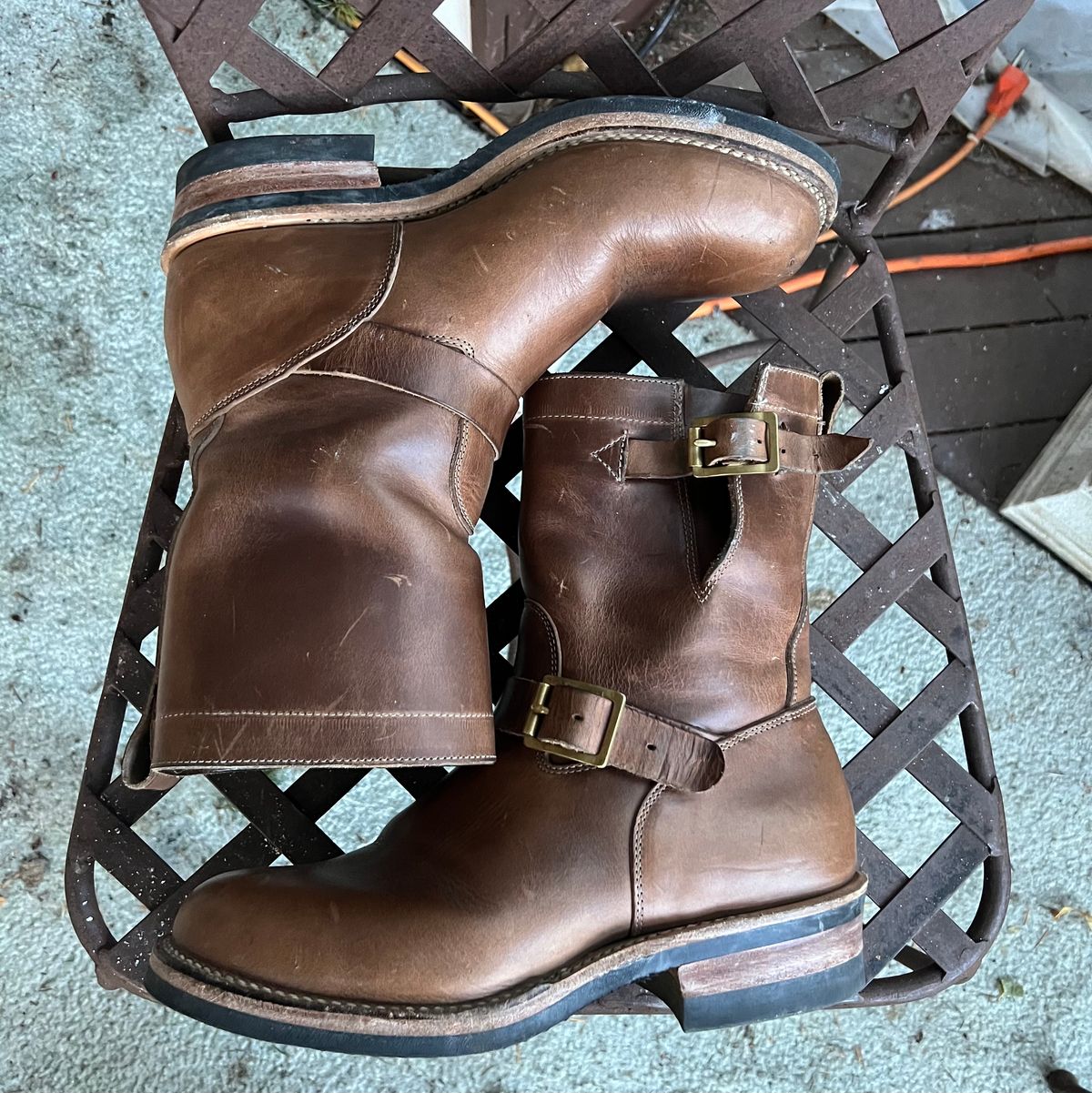 Photo by upsett1_spaghett1 on December 5, 2022 of the Viberg Engineer in Horween Natural Chromexcel.