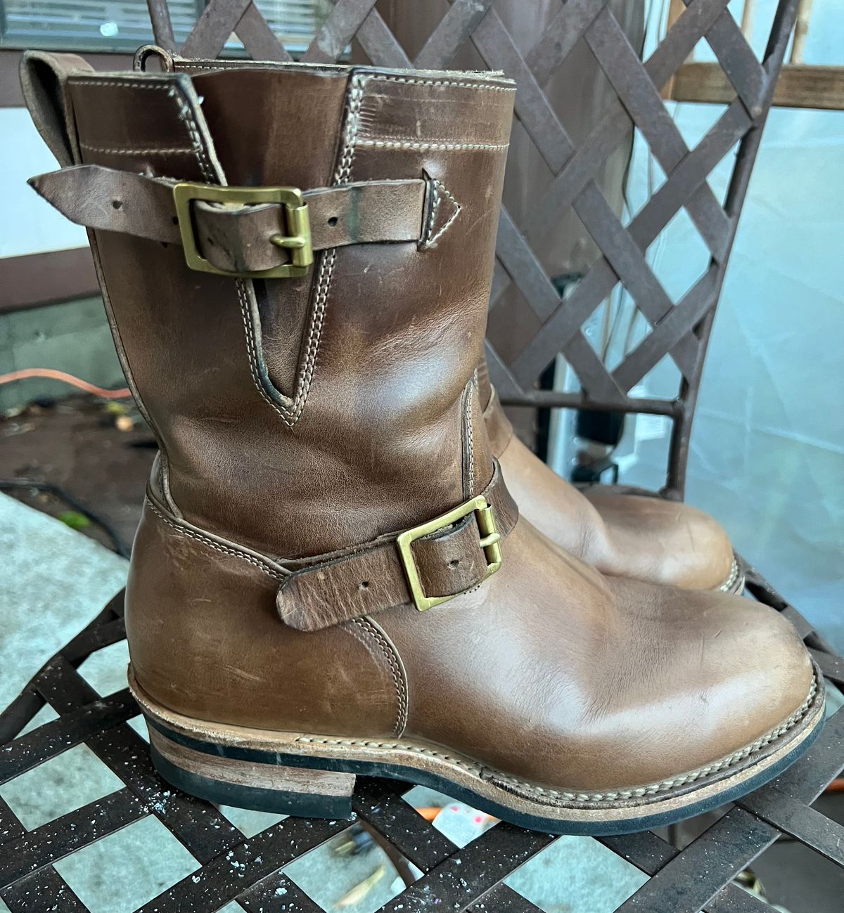 Photo by upsett1_spaghett1 on December 5, 2022 of the Viberg Engineer in Horween Natural Chromexcel.