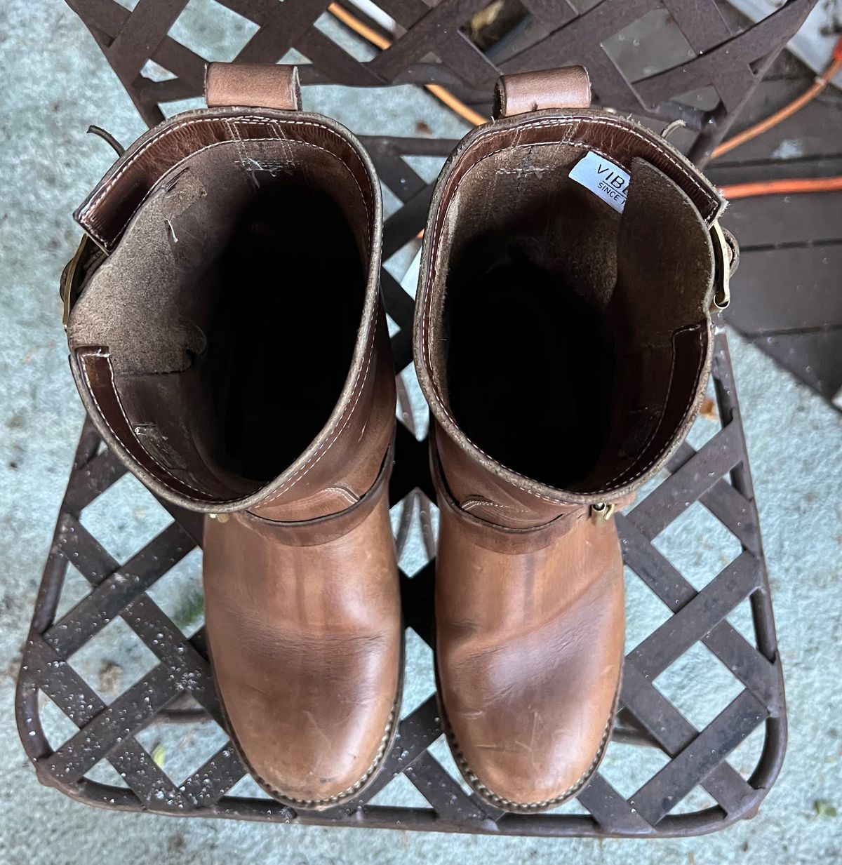 Photo by upsett1_spaghett1 on December 5, 2022 of the Viberg Engineer in Horween Natural Chromexcel.