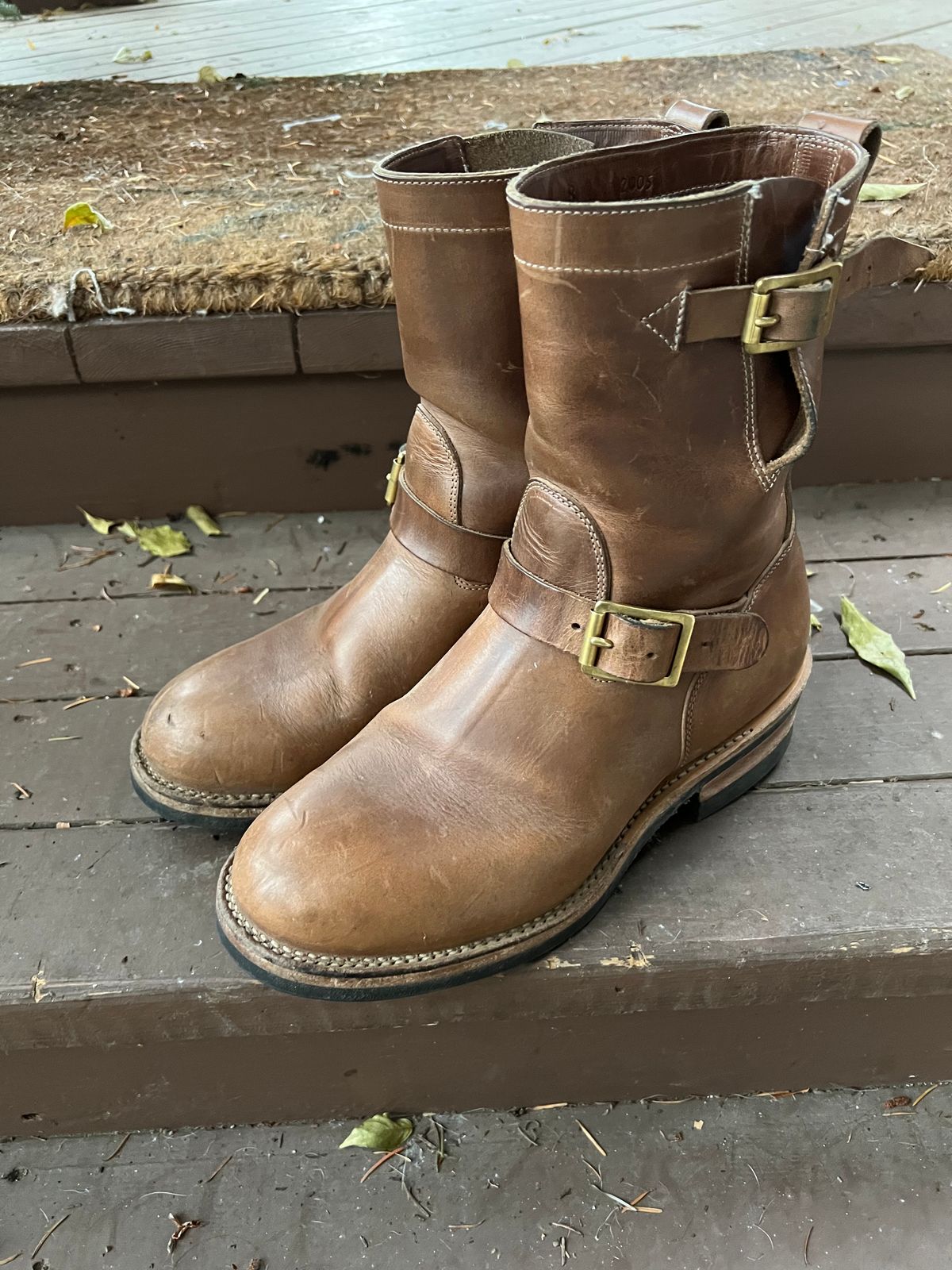 Photo by upsett1_spaghett1 on January 4, 2023 of the Viberg Engineer in Horween Natural Chromexcel.