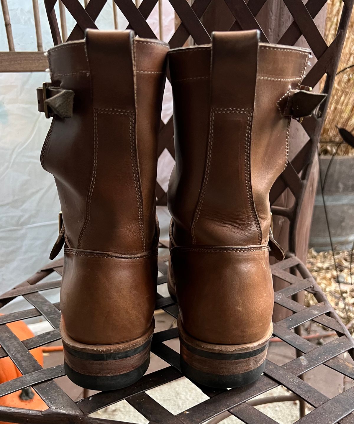 Photo by upsett1_spaghett1 on January 4, 2023 of the Viberg Engineer in Horween Natural Chromexcel.