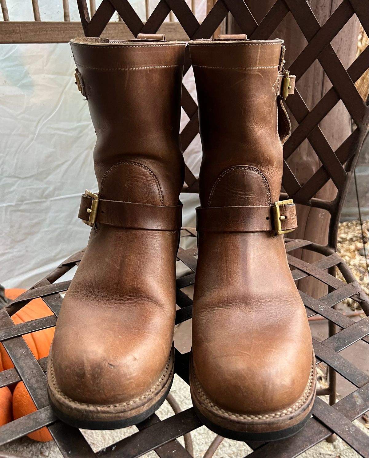 Photo by upsett1_spaghett1 on January 4, 2023 of the Viberg Engineer in Horween Natural Chromexcel.