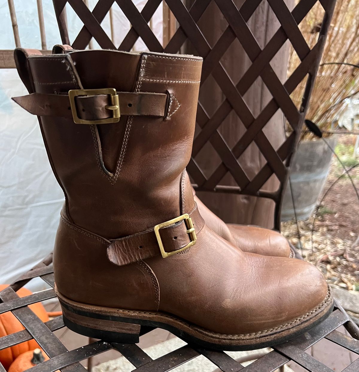 Photo by upsett1_spaghett1 on January 4, 2023 of the Viberg Engineer in Horween Natural Chromexcel.