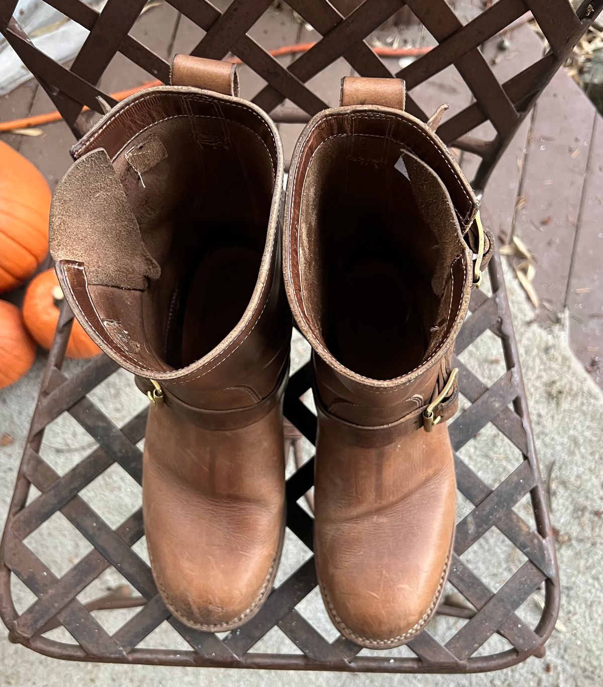 Photo by upsett1_spaghett1 on January 4, 2023 of the Viberg Engineer in Horween Natural Chromexcel.