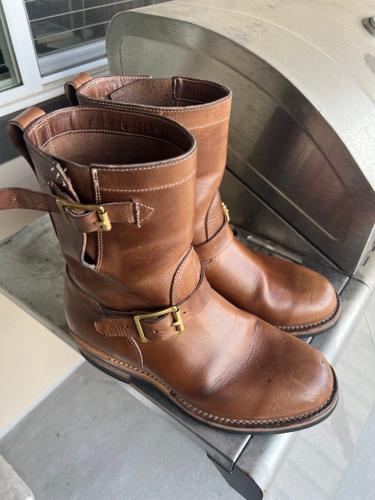 Photo by upsett1_spaghett1 on February 2, 2023 of the Viberg Engineer in Horween Natural Chromexcel.