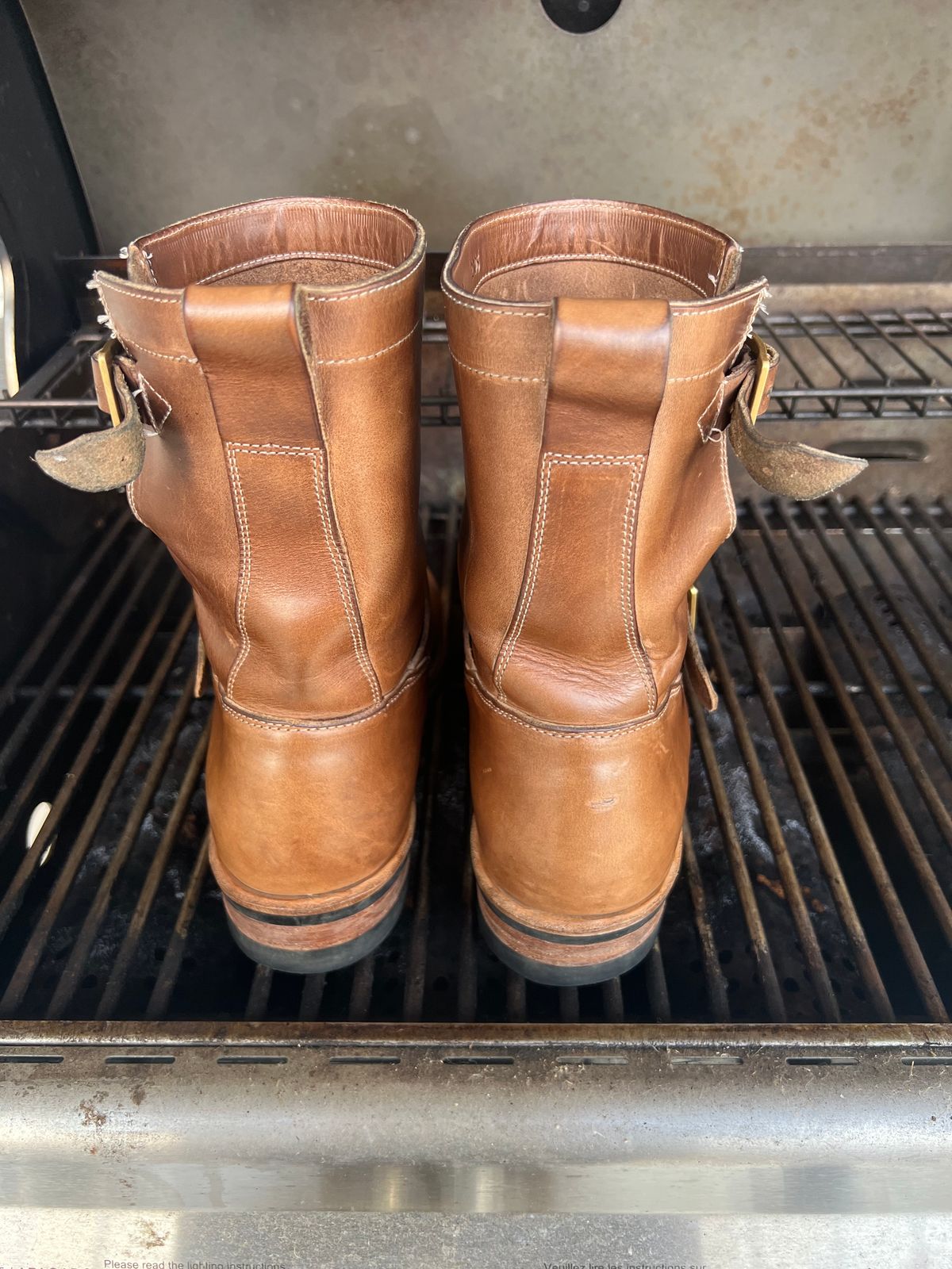 Photo by upsett1_spaghett1 on February 2, 2023 of the Viberg Engineer in Horween Natural Chromexcel.