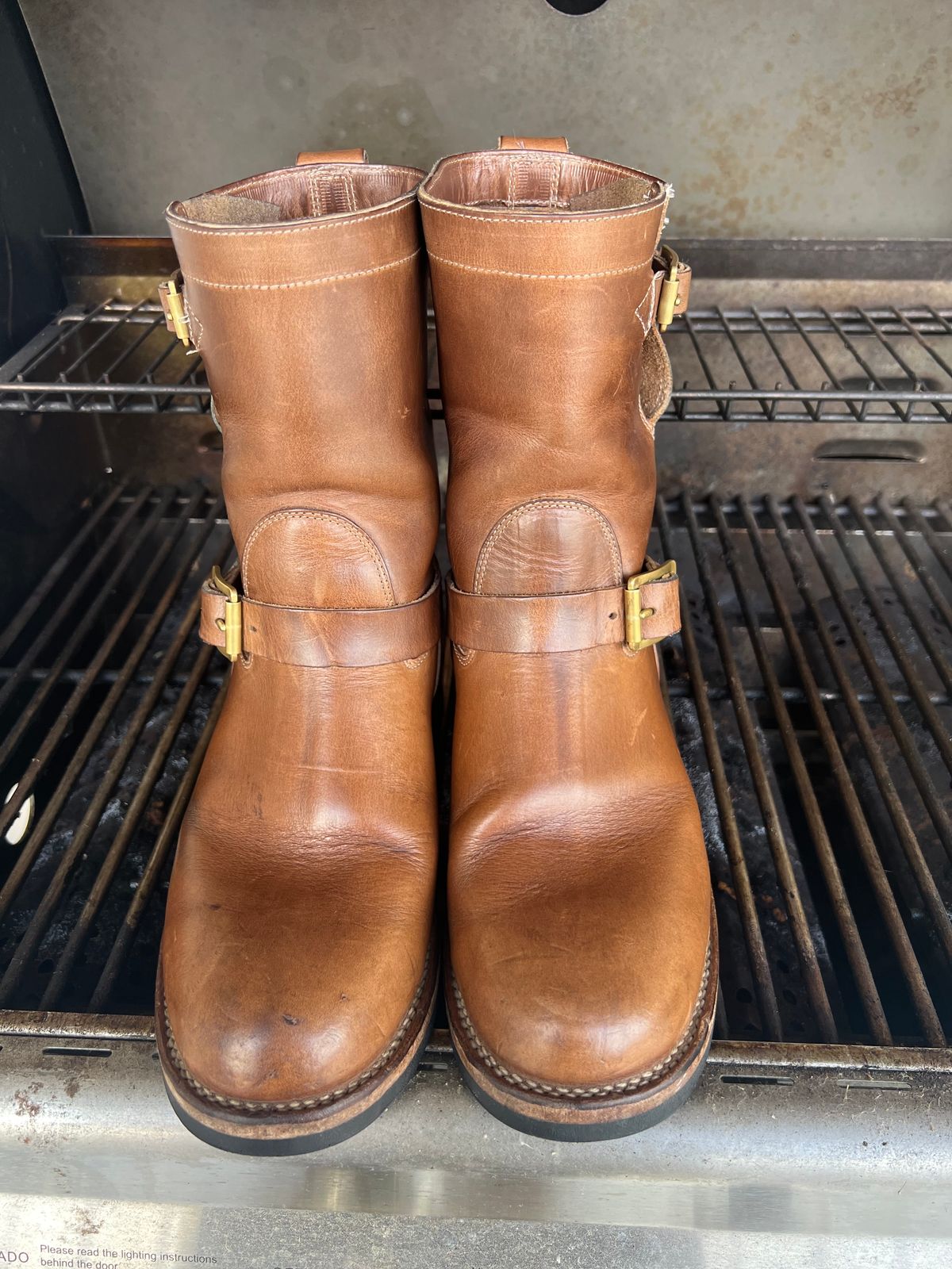 Photo by upsett1_spaghett1 on February 2, 2023 of the Viberg Engineer in Horween Natural Chromexcel.