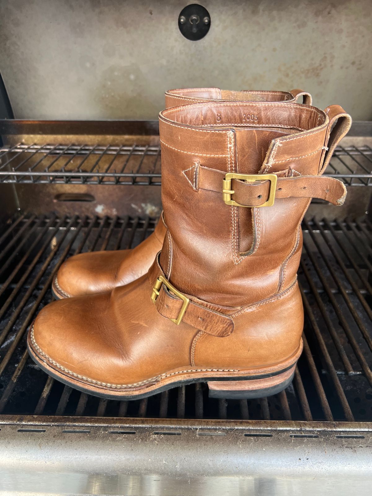 Photo by upsett1_spaghett1 on February 2, 2023 of the Viberg Engineer in Horween Natural Chromexcel.