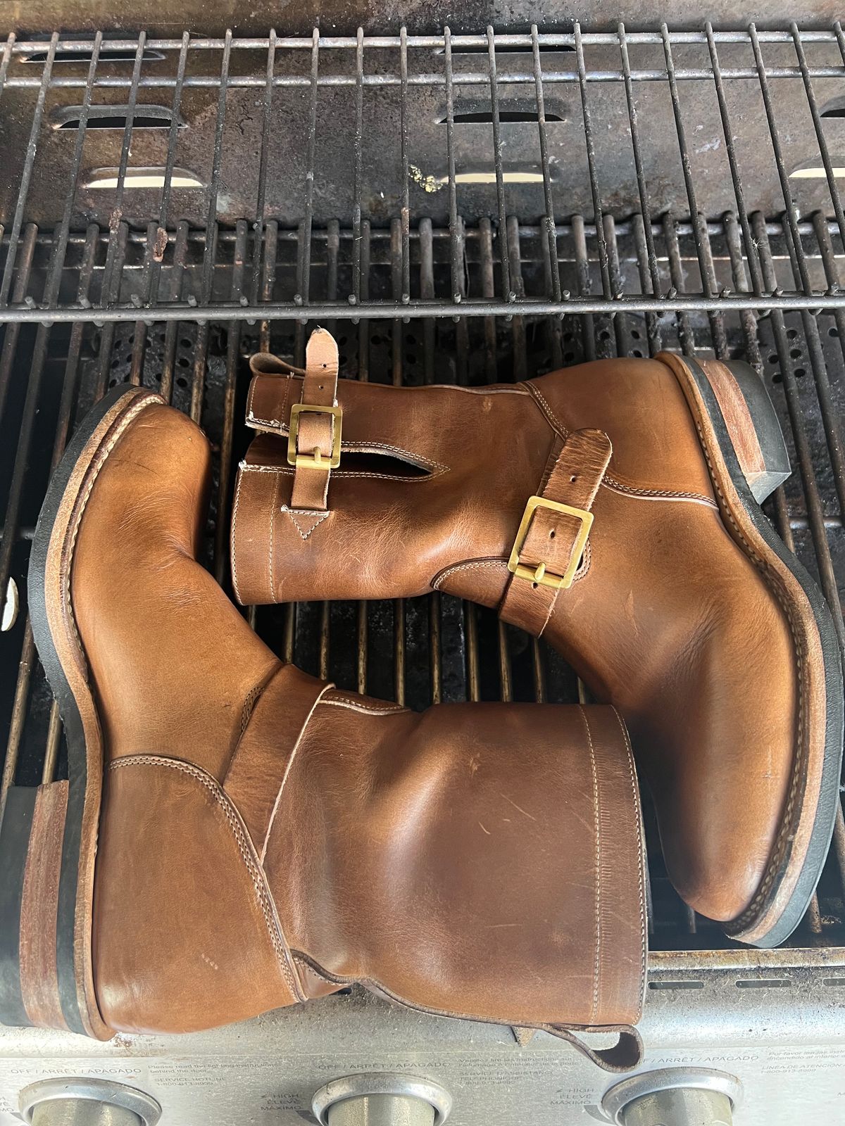 Photo by upsett1_spaghett1 on February 2, 2023 of the Viberg Engineer in Horween Natural Chromexcel.