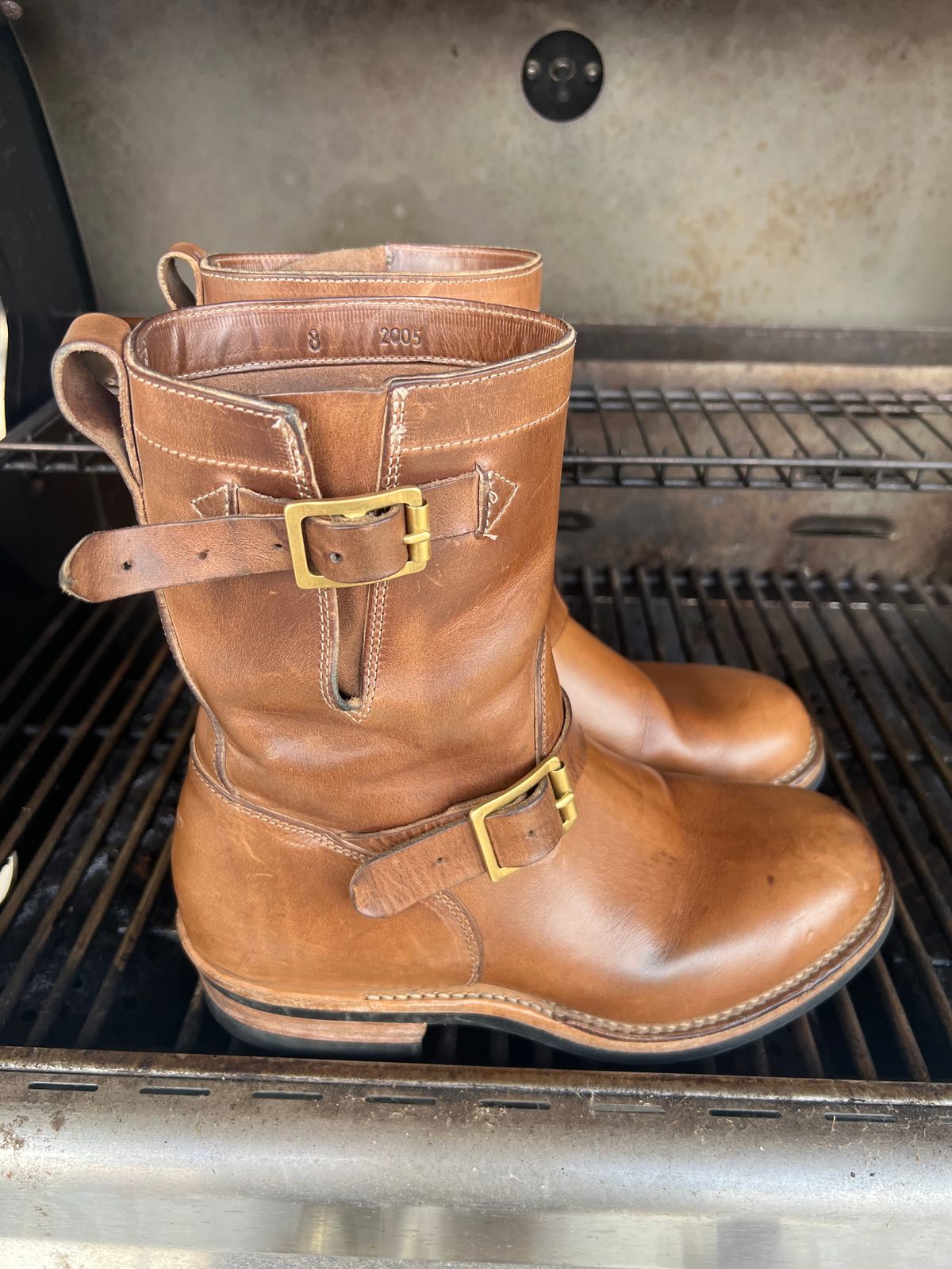 Photo by upsett1_spaghett1 on February 2, 2023 of the Viberg Engineer in Horween Natural Chromexcel.
