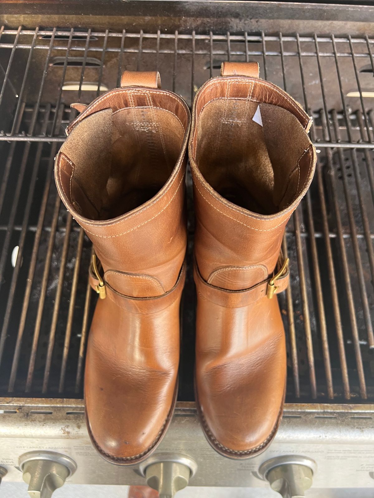 Photo by upsett1_spaghett1 on February 2, 2023 of the Viberg Engineer in Horween Natural Chromexcel.