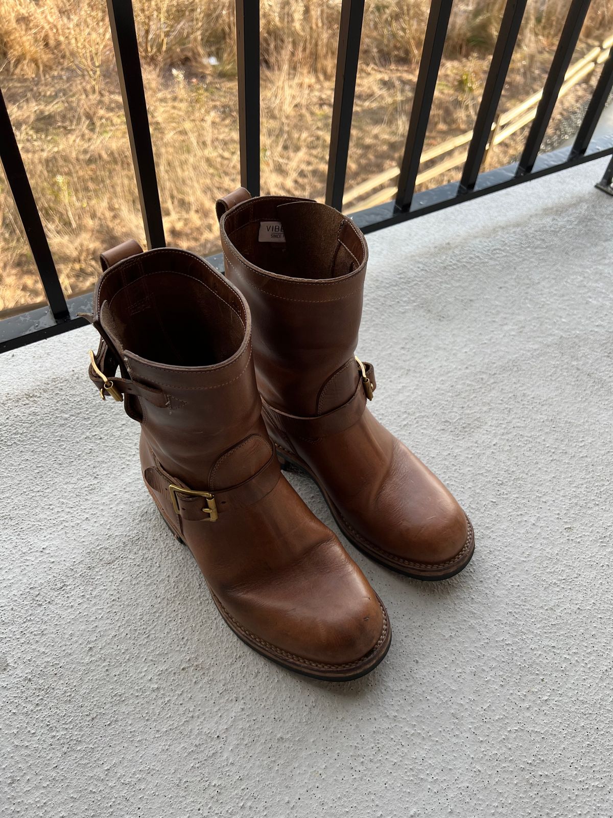 Photo by upsett1_spaghett1 on March 6, 2023 of the Viberg Engineer in Horween Natural Chromexcel.