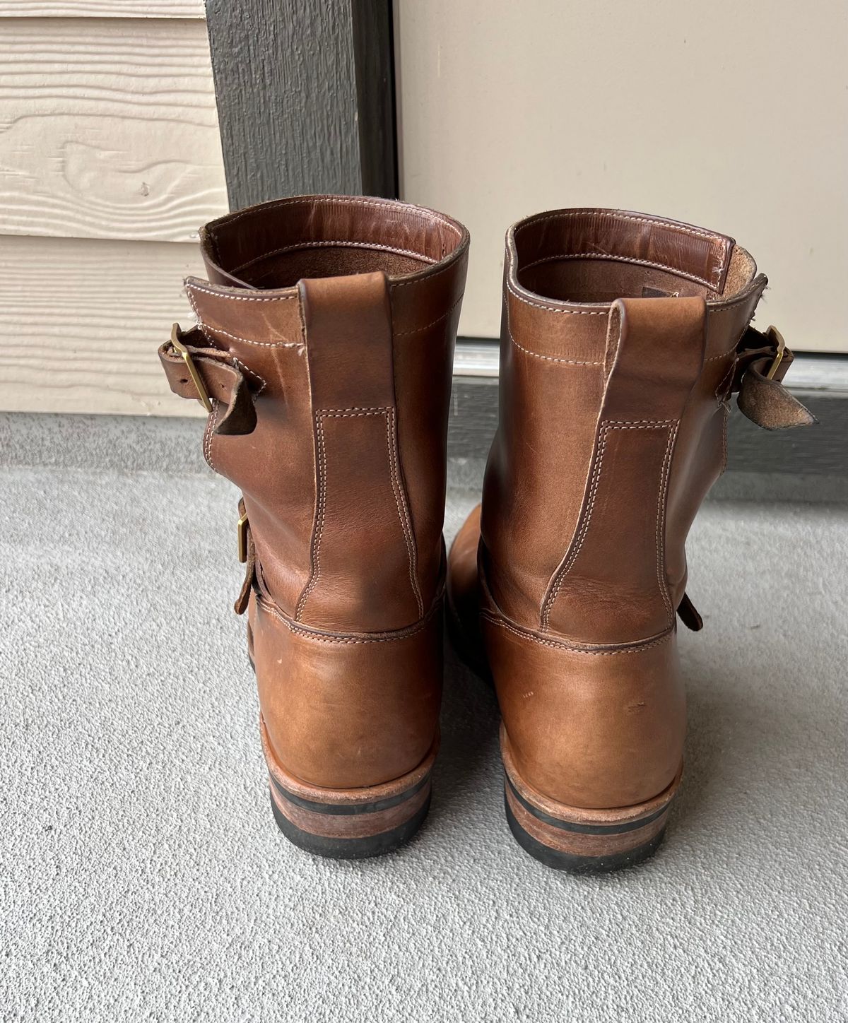 Photo by upsett1_spaghett1 on March 6, 2023 of the Viberg Engineer in Horween Natural Chromexcel.