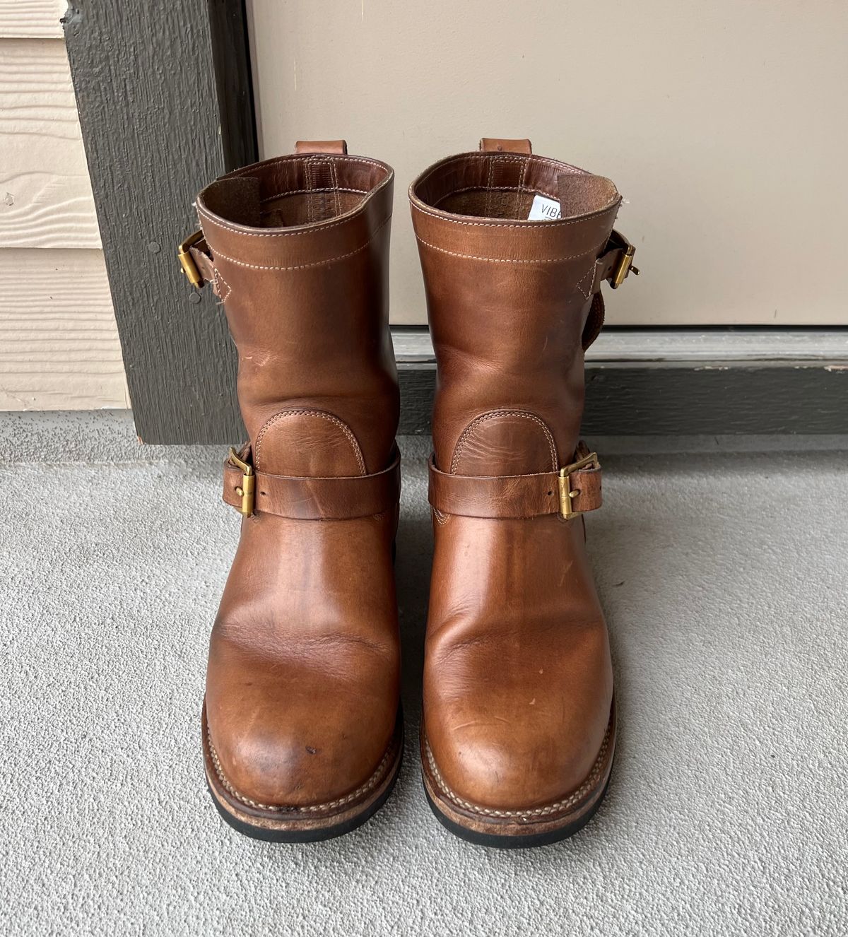 Photo by upsett1_spaghett1 on March 6, 2023 of the Viberg Engineer in Horween Natural Chromexcel.