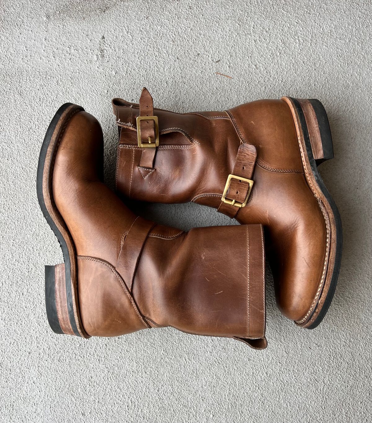 Photo by upsett1_spaghett1 on March 6, 2023 of the Viberg Engineer in Horween Natural Chromexcel.