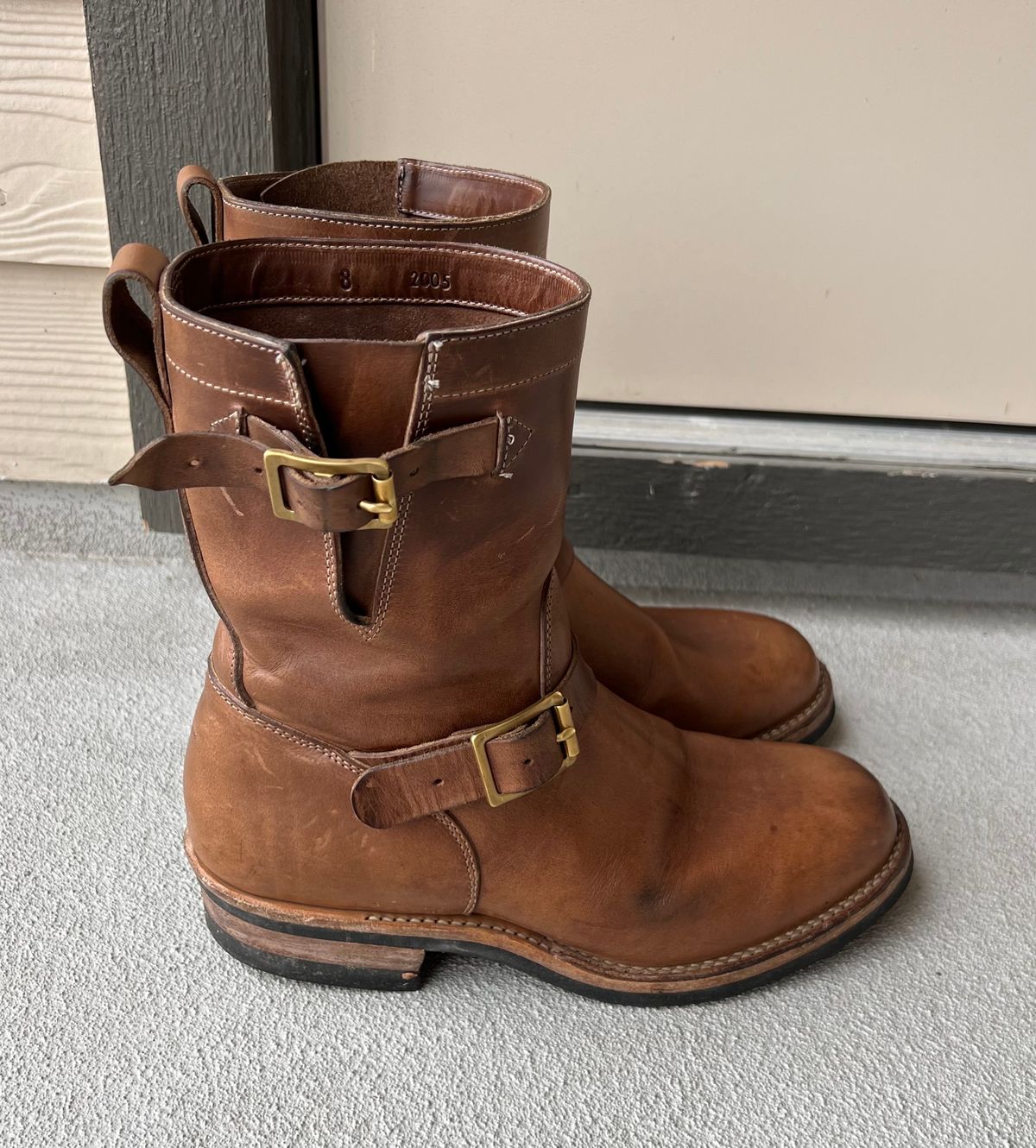 Photo by upsett1_spaghett1 on March 6, 2023 of the Viberg Engineer in Horween Natural Chromexcel.