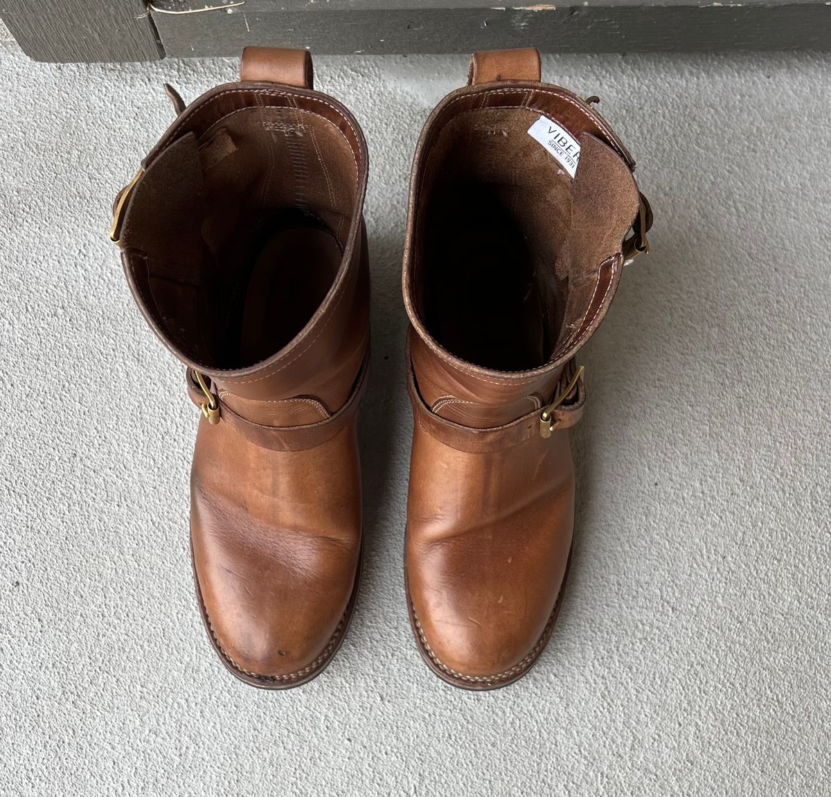 Photo by upsett1_spaghett1 on March 6, 2023 of the Viberg Engineer in Horween Natural Chromexcel.