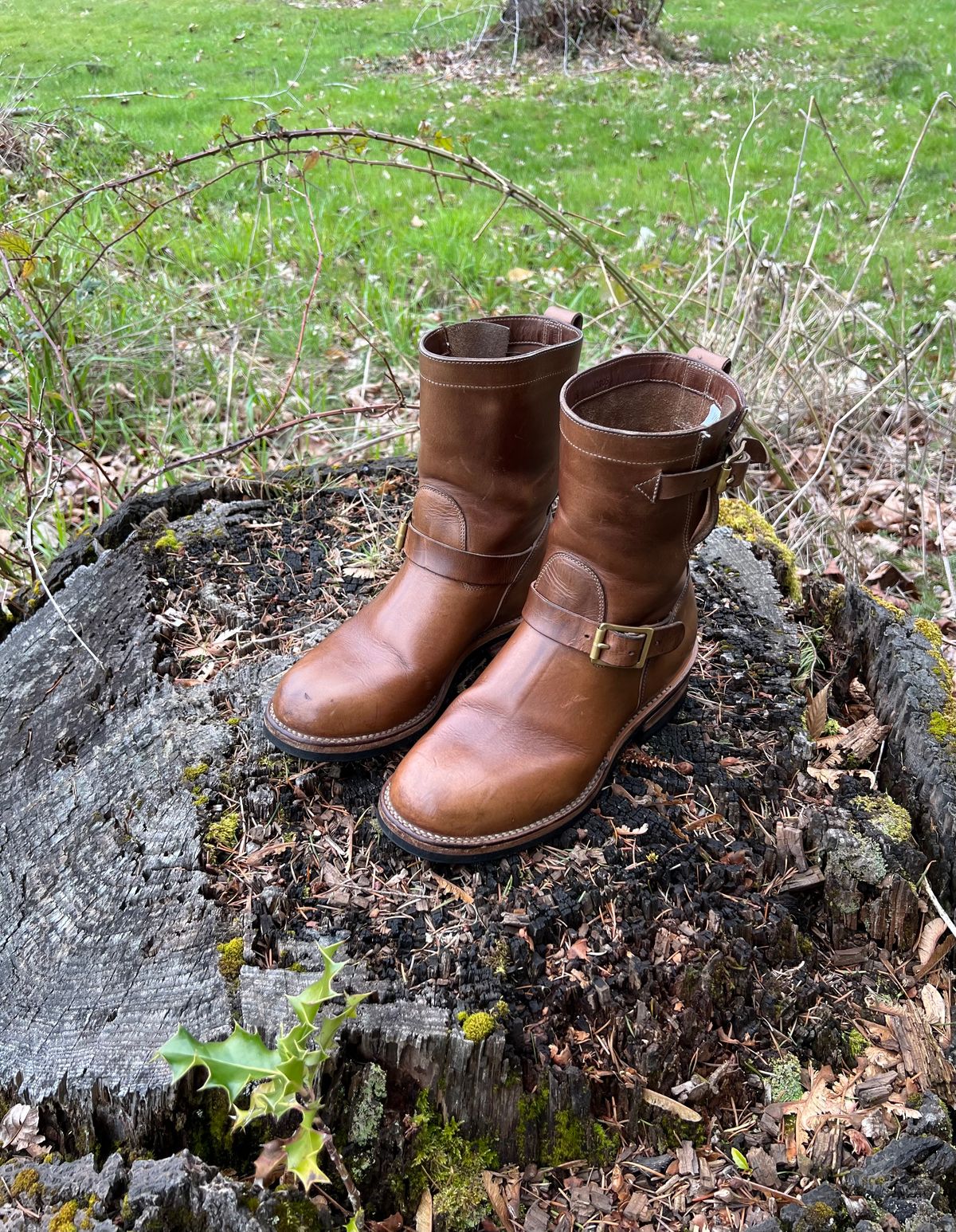 Photo by upsett1_spaghett1 on April 5, 2023 of the Viberg Engineer in Horween Natural Chromexcel.