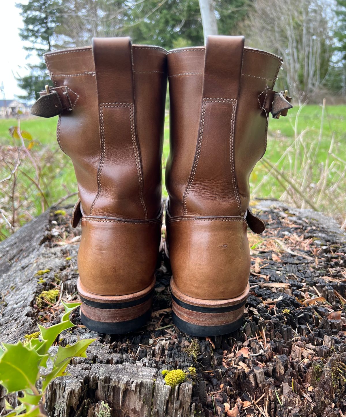 Photo by upsett1_spaghett1 on April 5, 2023 of the Viberg Engineer in Horween Natural Chromexcel.